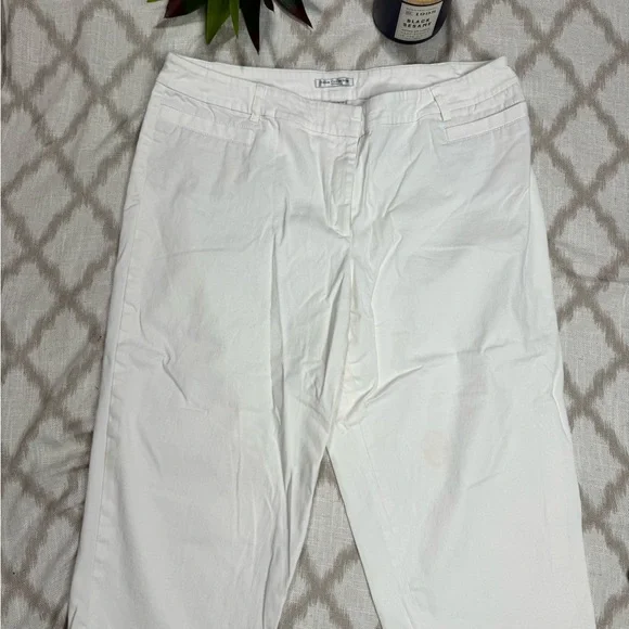 Women’s plus size white capri jeans - Picture 12 of 12